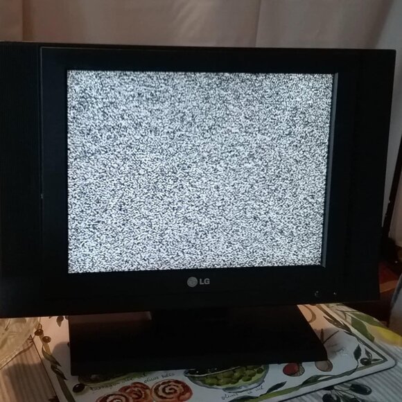 LG 15 inch 15LS1R LCD TV - Picture 1 of 2